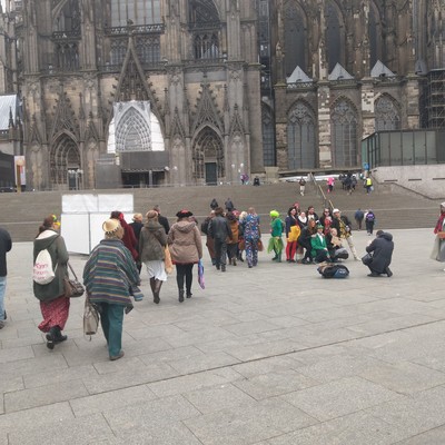 Einige kostümierte Menschengruppen auf dem Platz 