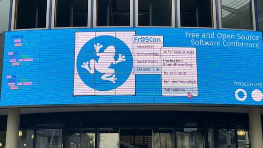 FrOSCon-Banner über dem Haupteingang der H-BRS