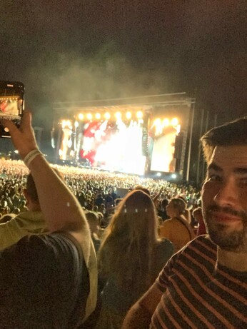 20.000 Fans vor der Bühne beim Hofgartenkonzert von den Fantastischen Vier, Sascha guckt in die Kamera, Johannes macht ein Foto von der Bühne mit dem Smartphone