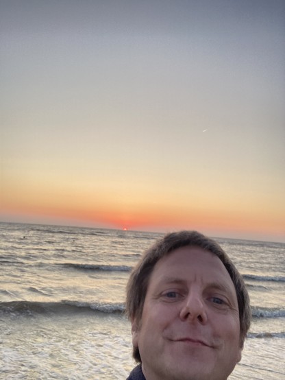 Bild mit mir drauf im Sonnenuntergang am Strand von Castricum, Niederlande.