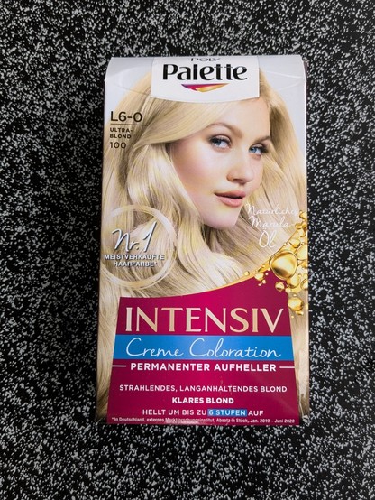 Some box with hair dye Showing a women with blond hair. It's written 
