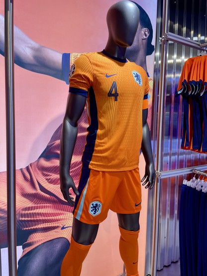 Schaufensterpuppe im Trikot der niederländischen Fußballnationalmannschaft, mit einem orangefarbenen Trikot mit der Nummer 4, passenden Shorts und Socken.