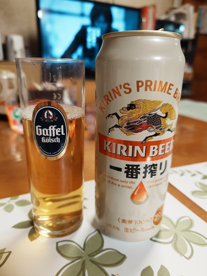Links ein Kölschglas mit Gaffel-Logo, rechts daneben eine Dose japanisches Kirin-Bier. 