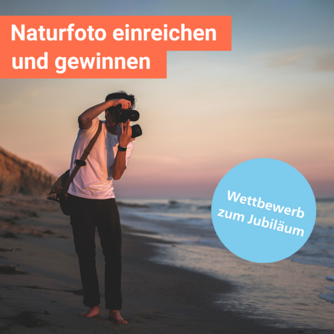Mann steht am Strand und fotografiert. Oben steht der Text: Naturfoto einreichen und gewinnen. Unten steht in einem runden Störer der Text: Wettbewerb zum Jubiläum