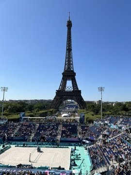 Das olympische Beachvolleyball-Stadion beim Eifelturm in Paris.