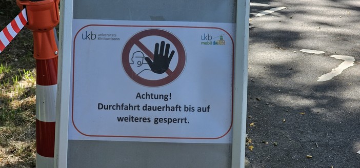 Straßen-Aufstellschild mit Aufschrift 