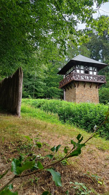 Foto des rekonstruierten Limesturm bei Sayn. Links die Palisaden, rechts der Turm mit Balustrade und Fachwerkobergeschoss