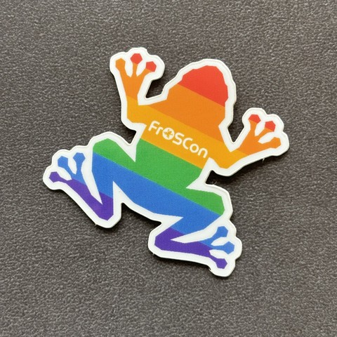 Bild unseres diesjährigen FrOSCon Stickers, unser Frosch-Logo in schräg gestreiften Regenbogenfarben.