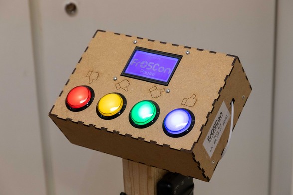 Bild einer unserer Voteboxen mit vier Buttons und einem kleinen Display, um die Vorträge zu bewerten.