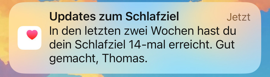 Screenshot einer Benachrichtigung des Smartphones. Da steht: 
Updates zum Schlafziel
In den letzten zwei Wochen hast du dein Schlafziel 14-mal erreicht. Gut gemacht, Thomas.