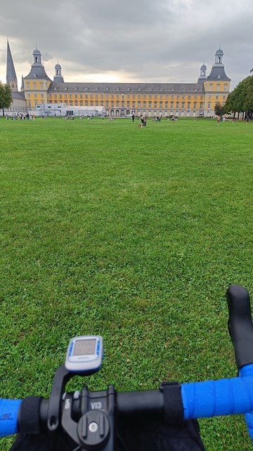 Blick über den Fahrradlenker auf das Hauptgebäude der Uni Bonn 