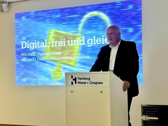 Ulrich Kelber am Rednerpult, dahinter eine Präsentation mit dem Titel „Digital, frei und gleich“