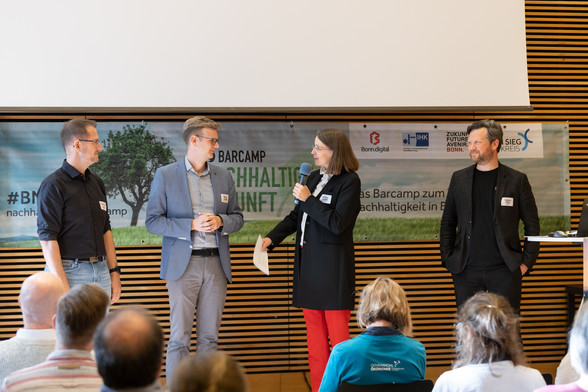 Begrüßung durch Michael Fark (IHK Bonn/Rhein-Sieg), Marvin Höveler (Rhein-Sieg-Kreis) und Victoria Appelbe (Wirtschaftsförderung Bonn). 