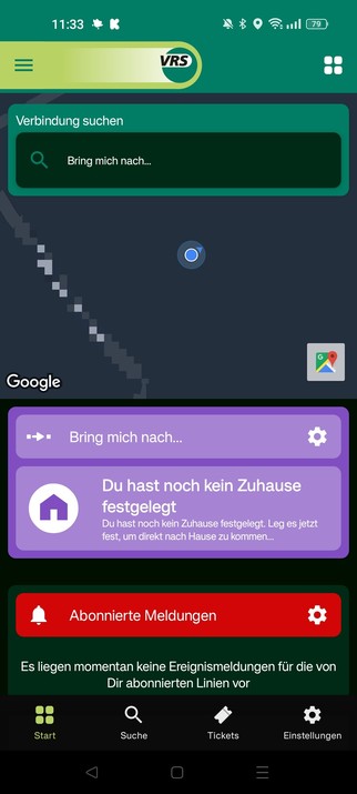 Screenshot der Startseite der VRS App.

Von oben nach unten sechs Panels: erst der grüne Header mit dem VRS Logo, dann ein grünes Suchfeld, dann eine Google Karte, dann ein lila Interaktionsfeld, gefolgt von einem roten Meldungsbanner mit Einstellmöglichkeit, zum Schluss die schwarze Navigationsleiste mit grünen Akzenten.
App im Darkmodus