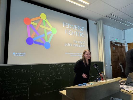 Melanie Bartos vor der Tafel 