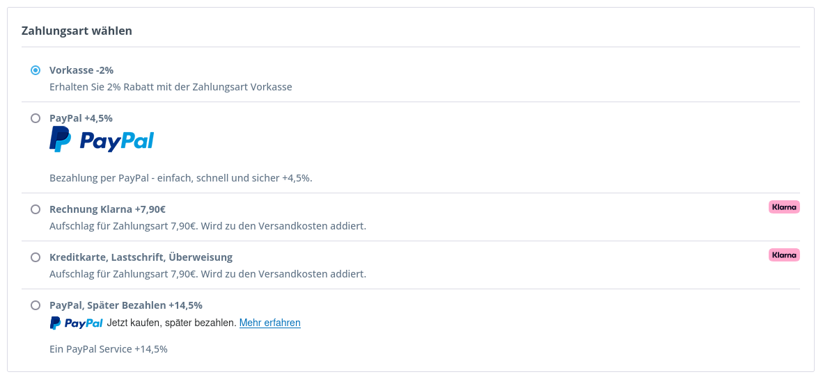 Bildschirmfoto der Zahlungsmittelauswahl eines Online-Shops. Vorkasse gibt 2 % Rabatt, PayPal kostet 4,5 % Aufschlag, Rechnung, Kreditkarte, Lastschrift oder Überweisung geht über Klarna und kostet 7,90 EUR Aufschlag.