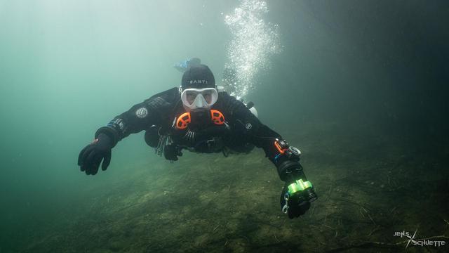 Jens underwater with his bubbling selfmade Albreather...yes he survived! 