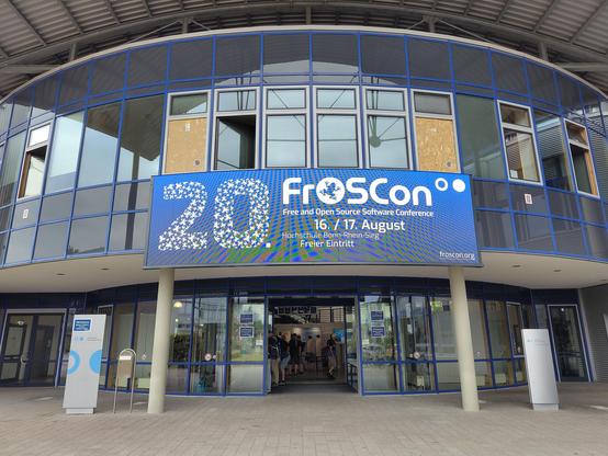 Eingang der Hochschule Rhein-Sieg mit Display zur Froscon 2025