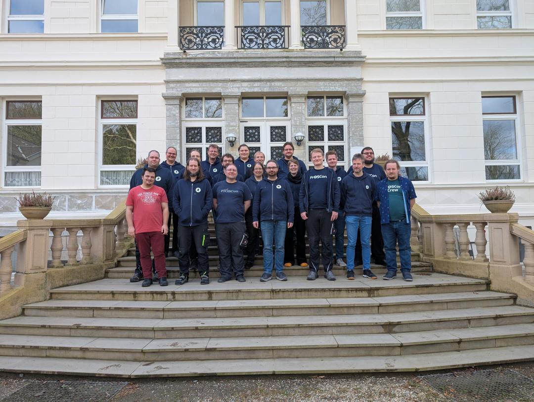 Ein Teil des FrOSCon Teams vor dem Linux Hotel