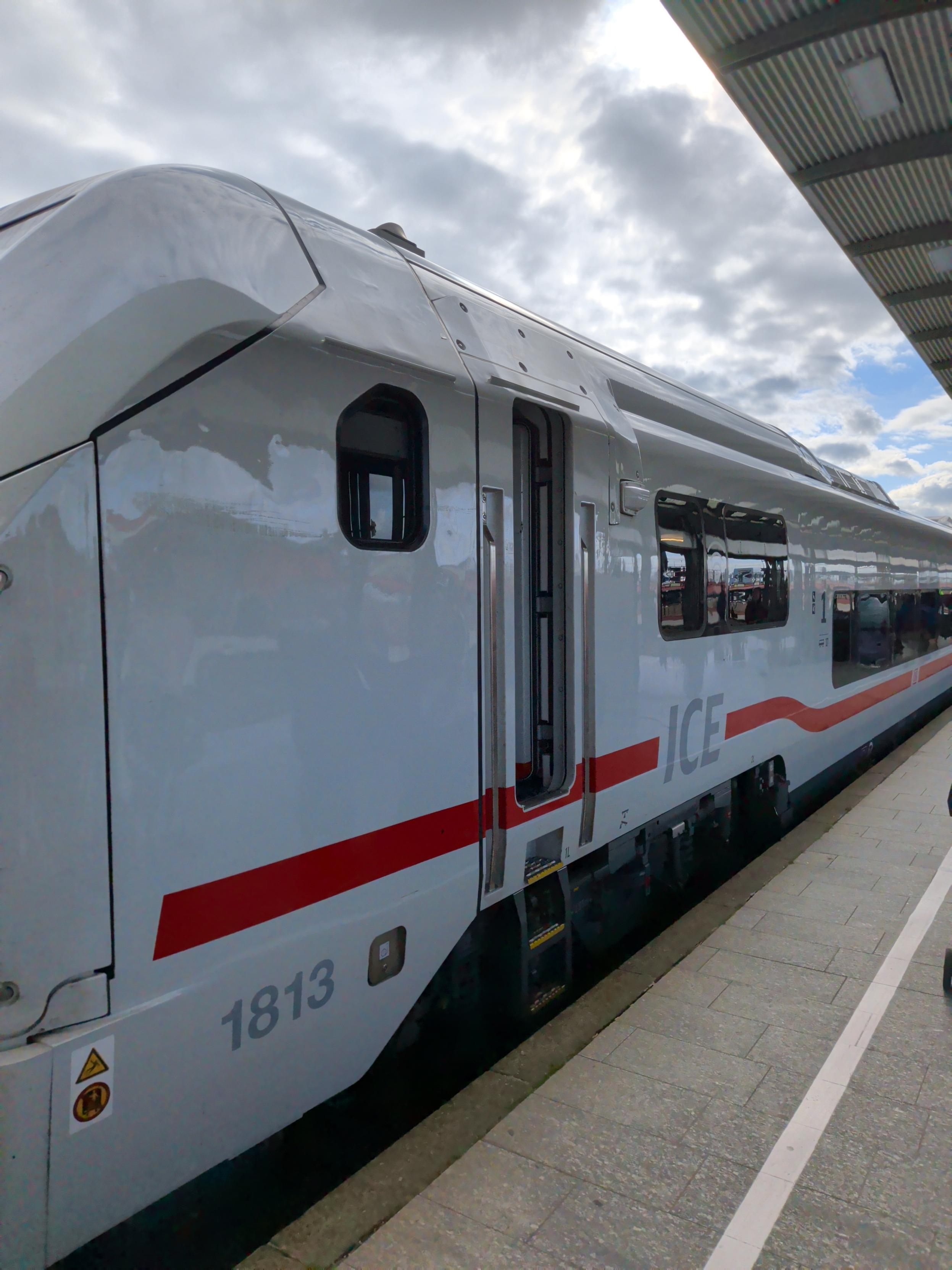 Der ICE L (Tz 1813) fährt mit offener Tür des Steuerwagens am Gleis im Bahnhof Westerland ein.